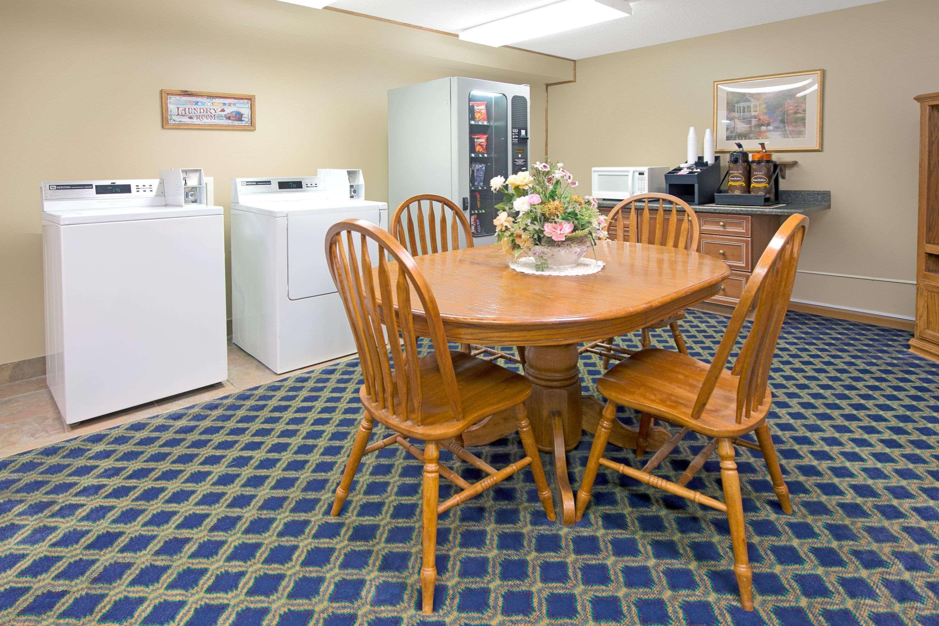 Hotel Super 8 By Wyndham St. Clair Mo 2*