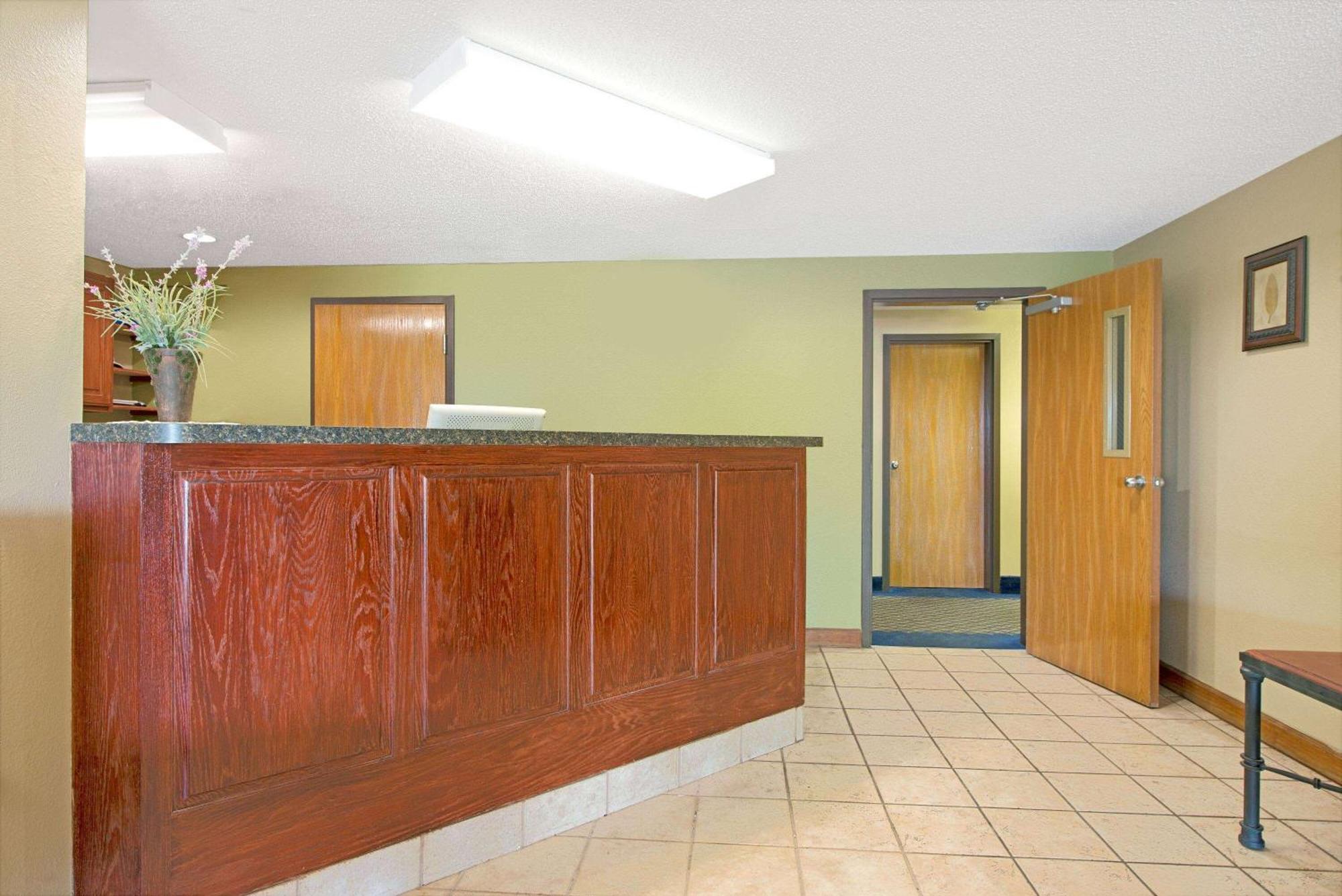 Hotel Super 8 By Wyndham St. Clair Mo 2*